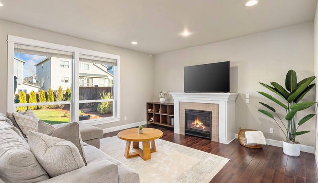 Modern 5 beds 4 bedrooms/2.5ba w/Billiards Room, Quiet Neighborhood.