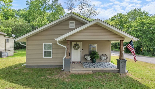 Modern Charming 3BR/2BA Home. Walking distance to Downtown Benton & Tyndall Park