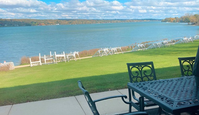 Modern Lakefront Condo, Weekly Stays Welcome, Work & Relax by the Lake