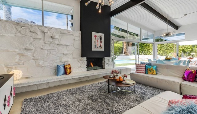 Modern Mid-Century in Vista Las Palmas. Perfect for families. Dogs ok