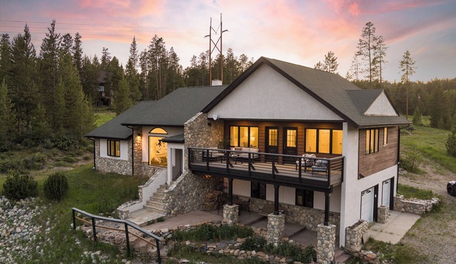 Modern Mountain House - Spacious Family Retreat