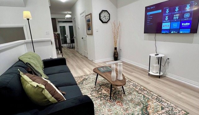 Modern Paris Townhome | Family-Friendly | Fast WiFi | Free Parking