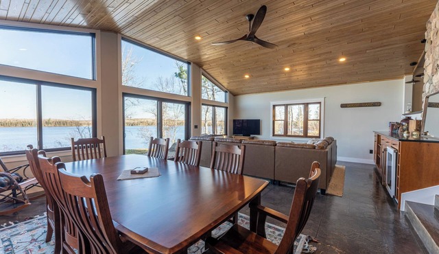 Moose Lake Luxury, Sandy Beach, BWCA Access, 3-bedroom lodge in tranquil Ely