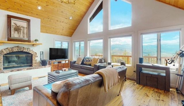 Mountain-view home with hot tub, fireplace, decks, &. W/D - dog-friendly