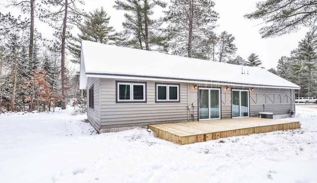 Nature retreat & cabin on snowmobile trails with firepit - dogs ok