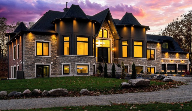 *NEW* Breathtaking Estate in Tiny | Hot tub | Pool | Sleeps 22+ | Beach Nearby