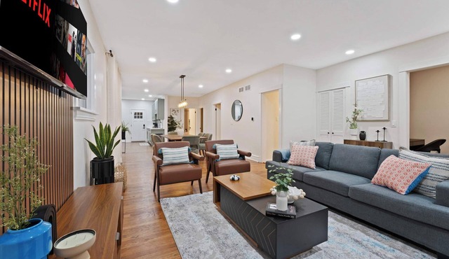 New Elmhurst Gem|Sleeps 10|Game Room|Near City Ctr