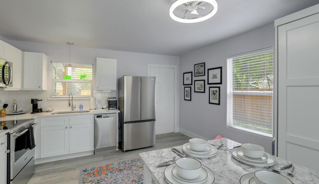 New! Walk to Square - Granbury Gem w/Hot Tub