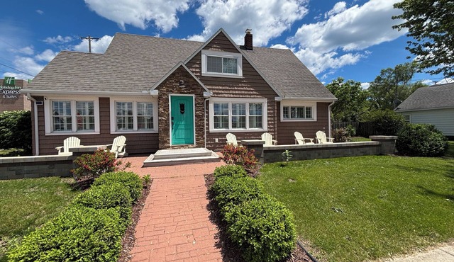 Newly Remodeled - Steps to Lake Huron - Sleeps 13 - Walk Downtown