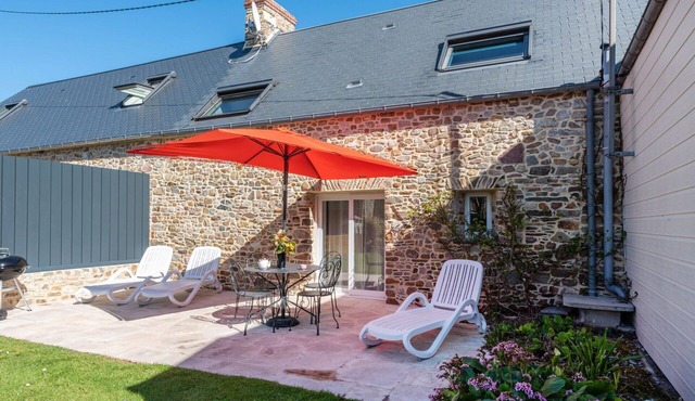 Nice apartment in villa for 4 guests with WIFI, TV, terrace and pets allowed