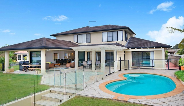 Nirvana Waters - Waterfront with Private Pontoon & Pool - Holiday Yamba