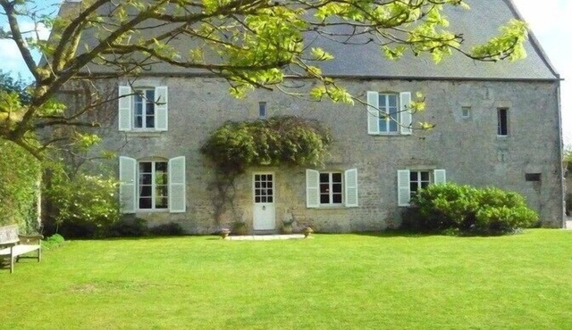 Normandy DDay site - Omaha beach 800m - Renovated 17th century cottage - large enclosed garden
