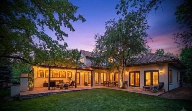North Boulder Luxury Villa-4bd4ba spectacular yard w/hot tub & chef's kitchen