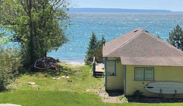Oasis Beach Cottage-Waterfront-Wifi-AC-4Season-BBQ