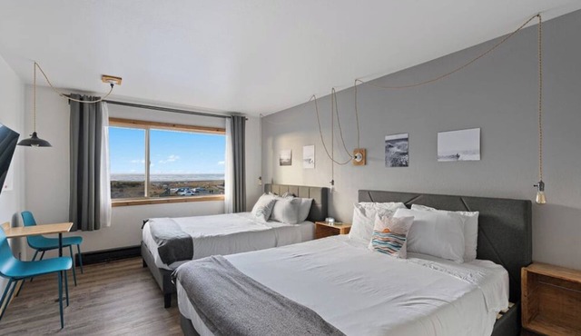 Oceanfront Accommodations! Indoor Pool and Sauna, Pets Allowed, Free Parking!