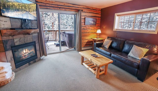 One Bedroom, Two Bath Condo with a Personal Hot Tub on Deck Overlooking River