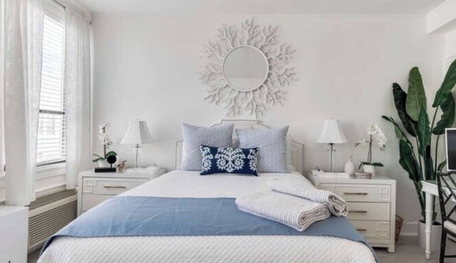 Palm Beach Chic Studio-kitchenette,pool,fast WiFi,Valet parking,walk to beach