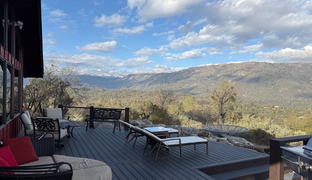 Panoramic Yosemite Cabin w/Decks & Wildlife