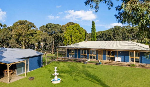 Peaceful 6-Acre Grampians Ridge Retreat Sleeps 10