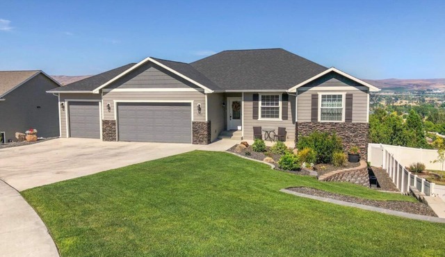 Perfect 3-bedroom house with Gorgeous Views in Selah