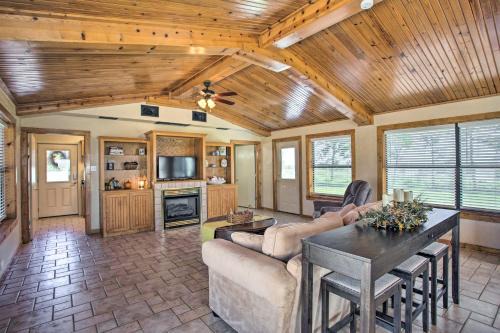 Pet-Friendly Efficiency Cottage w/Pool!