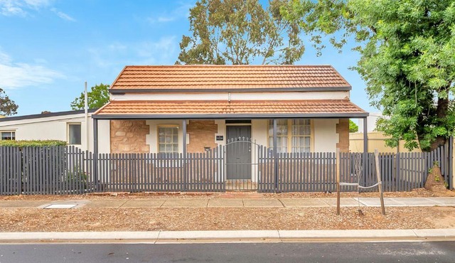 Pet Friendly- Heritage Cottage in Gawler South with 3 bedrooms and close to city train, shops and dining
