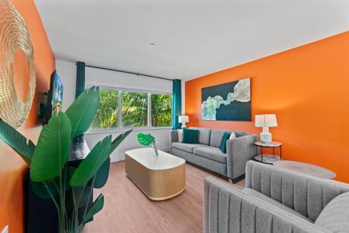 Private Beach Path, Pool & Hot Tub, Sleeps 6