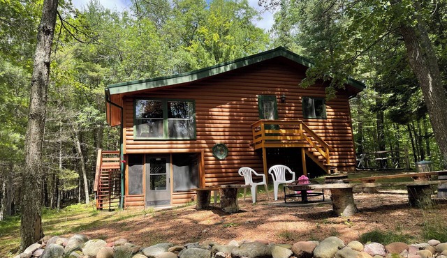 Private lakefront cabin-modern amenities-AC-kayaking, fishing, exploring nature