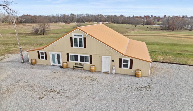 Private Loft Studio On Acreage + Near Liberty
