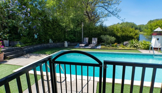 Private Waterfront Paradise- Pool, Sauna, Hot Tub, Pontoon Boat, Billiard, Bikes