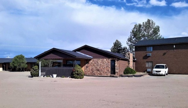 Quick Getaway! Pets are Allowed, Free Parking, Near Smoky River Golf Course
