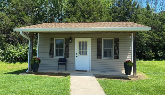 Quiet Getaway - One room cabin near golf courses, state parks, and wineries.