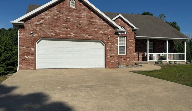 Quiet Spacious Home in the Woods 10 minutes from FLW visitors center.