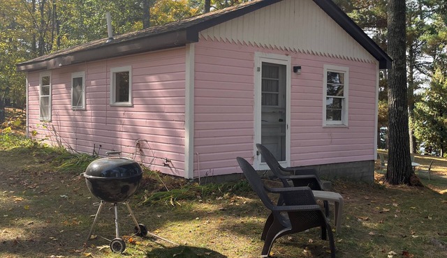 Rainbow's End Resort - Pink Cottage - Newly Remodeled with Private Beach in Hackensack