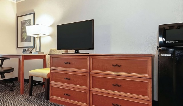 Relax and Unwind! 4 Comfortable Units! Close to Whispering Lakes Golf Course!