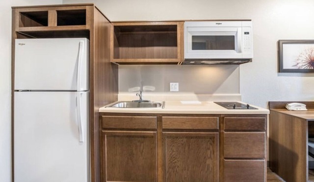 Relax and Unwind in Moreno Valley! 2 Modern Units, Full Kitchen, Free Parking