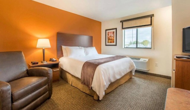 Relax in a Two Welcoming Room w/Kitchenette