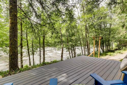 Relaxing Riverfront Getaway w/Fire Pit in Idanha