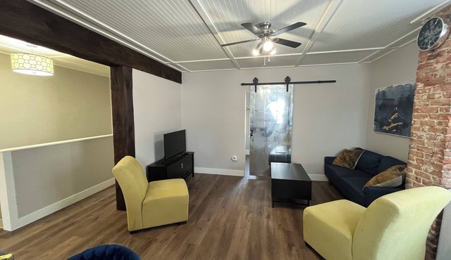 Remodeled bright walk-up apartment - 5 min from the beach