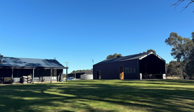 River Lodge – Waterfront Stay with Private Jetty | Near Echuca