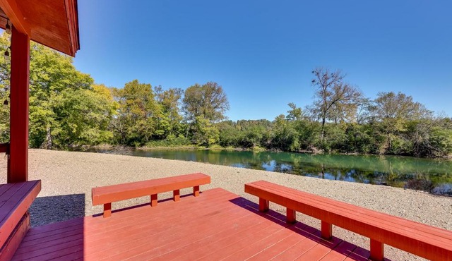 Riverfront Arkansas Abode - Furnished Deck & Grill
