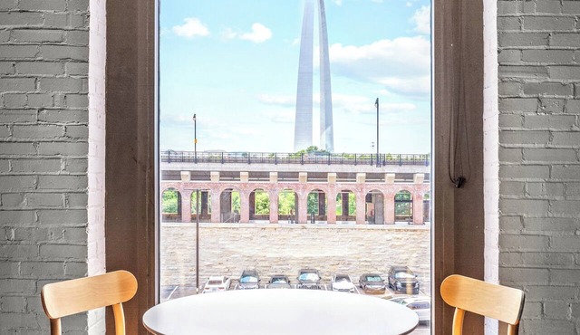 Riverfront Loft - Arch Views - Onsite Fitness Center