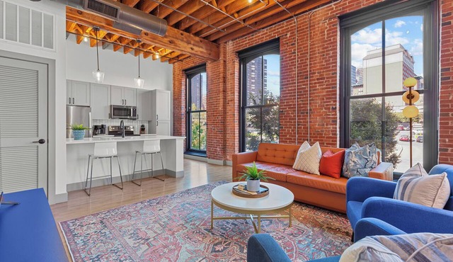 Riverfront Loft - Steps from Arch & Convention Center - Walk to Stadiums