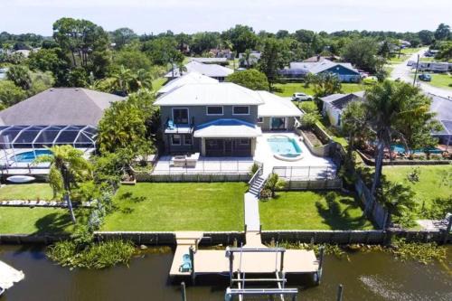 Riverfront Luxury Pool & Hot Tub fishing paradise near beaches Mets Stadium