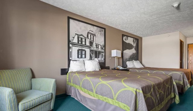 Roadside Comfort Stop, Easy Highway Access | Near Bloomington & Peoria