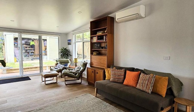Saltbush - Ideally located and modernised MCM Beach House