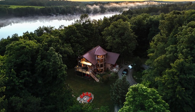 Secluded 6-Level Treehouse Retreat w/Hot Tub