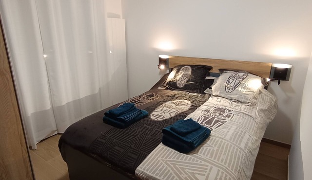 Self-contained accommodation with outdoor area near various parks
