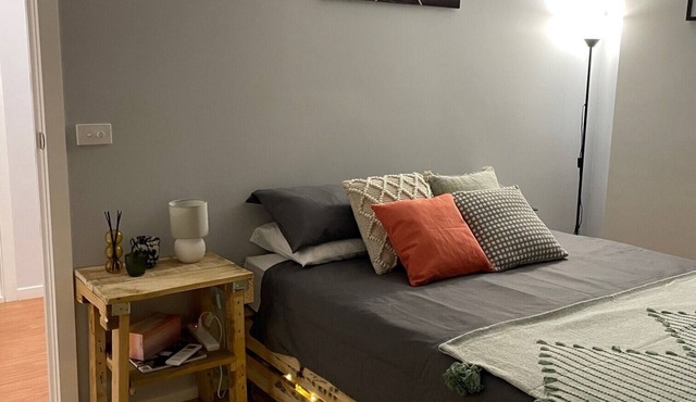 Self contained studio boasts a clean homely feeling, fully self contained.