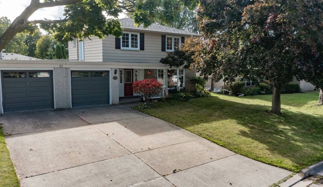Serene 5BRM home. Pool and all-year hot tub. 17 minutes from YYZ.